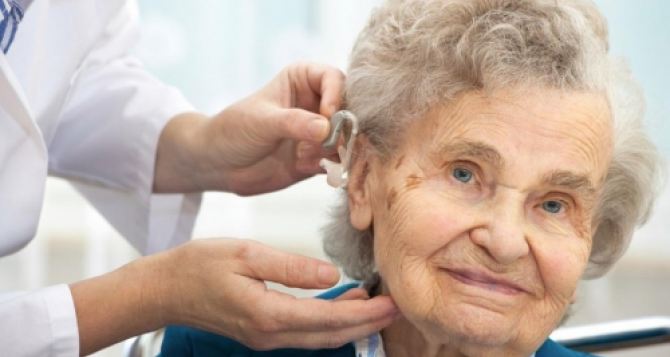 Какой слуховой аппарат выбрать бабушке