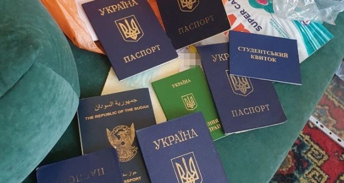 На Луганщине пресекли деятельность группировки мошенников, изготавливающих поддельные документы для иностранцев. ФОТО