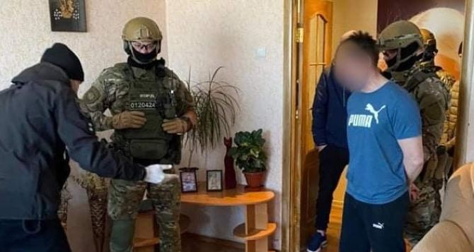 В Рубежном, мужчина, бросивший гранату в полицейских, был задержан дома в собственной постели. ФОТО
