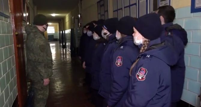 В Луганске детей из лицея отправили в тюрьму на экскурсию. ФОТО