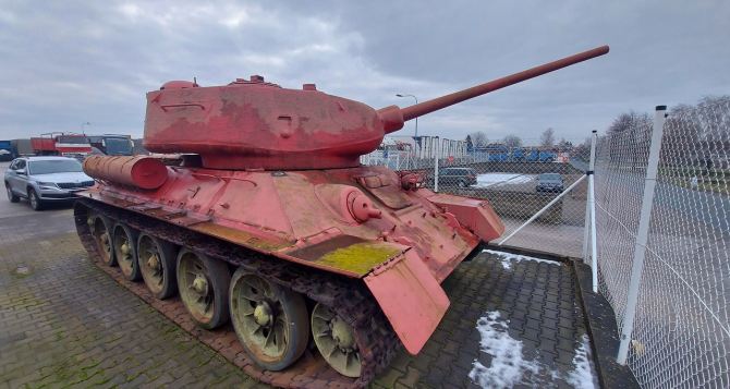 В рамках месячника сдачи оружия предложили танк Т-34 розового цвета и самоходку СУ-100. ФОТО