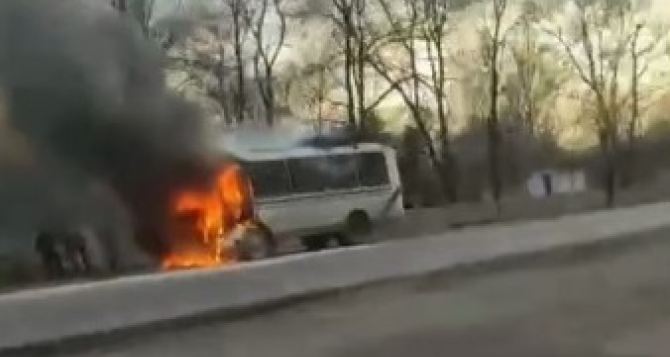 В Донецке во время движения загорелся автобус. ФОТО
