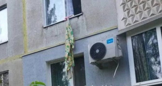 На Харьковщине женщина выпала из окна: бежала от сожителя по простыням