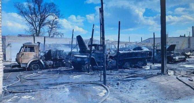 В Рубежном в воинской части сгорели четыре бензовоза, пострадали три человека. ФОТО. ВИДЕО