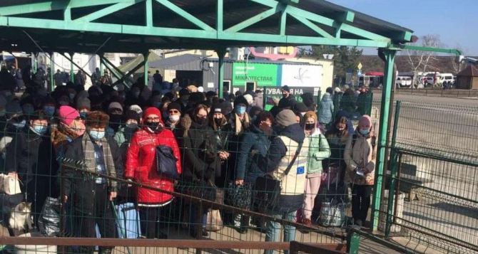 Вчера КПВВ «Станица Луганская» пересекли 2174 человека. Две женщины проходили в экстренном порядке