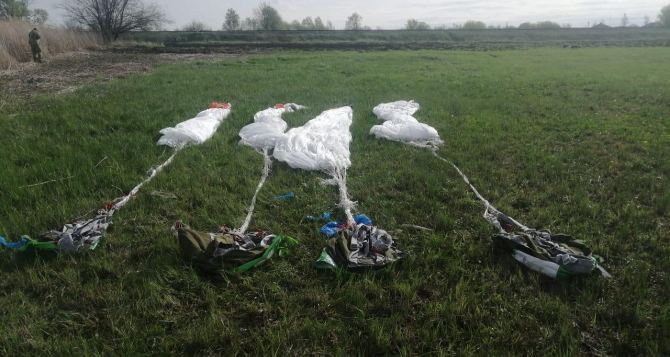 На Луганщине пограничниками обнаружены 4 парашюта вблизи границы с РФ