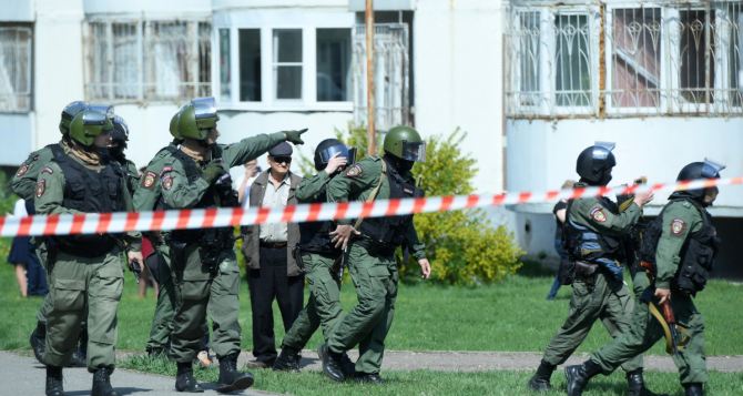 В Казани в школе двое нападавших устроили взрыв и открыли огонь из оружия — погибло 11 человек из них 9 детей. ФОТО