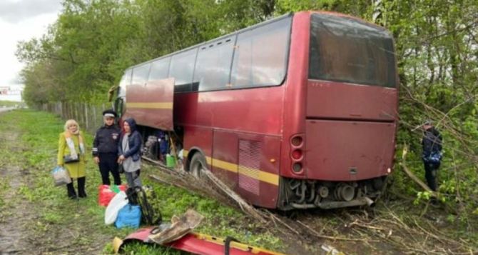 Из-за сильного ветра автобус Москва-Донецк попал в ДТП в Воронежской области. ФОТО