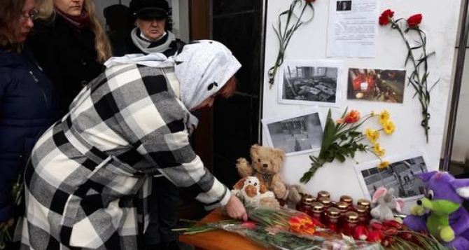 В Алчевске жители организовали стихийный мемориал в память о погибших в Казани. ФОТО
