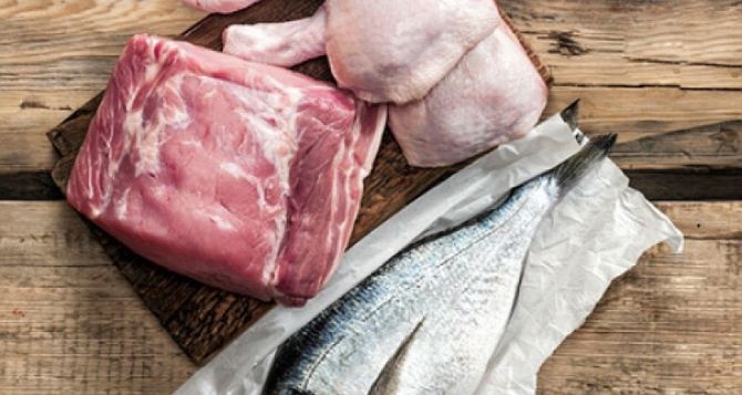 В Луганске подешевели говядина, мясо птицы и рыба