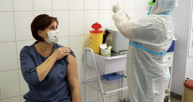 Украина будет вакцинировать жителей неподконтрольных территорий