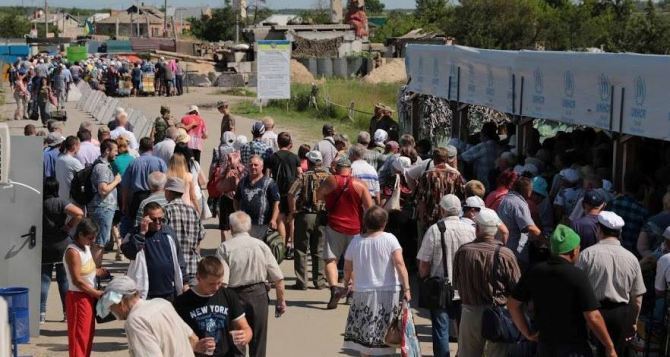 Зачем жители Донбасса пересекают линию соприкосновения