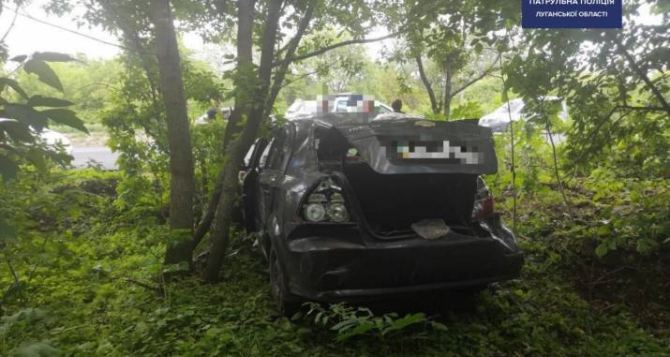 В Лисичанске автомобиль влетел в дерево ФОТО