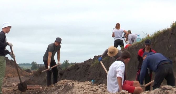 В Сватовском районе луганские и донецкие студенты начали первые за 7 лет археологические раскопки
