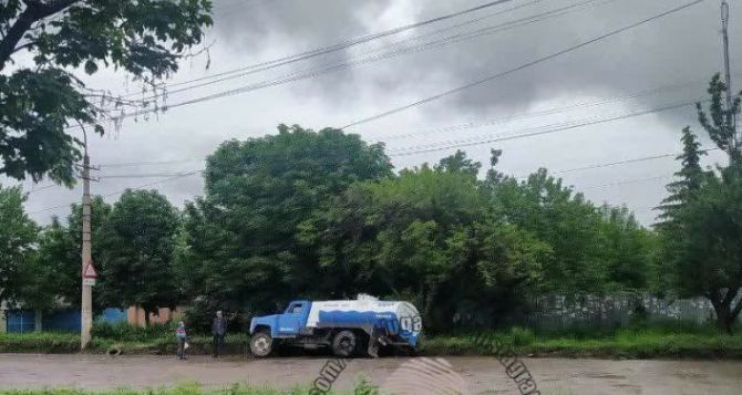 В Луганске автоцистерна провалилась под землю