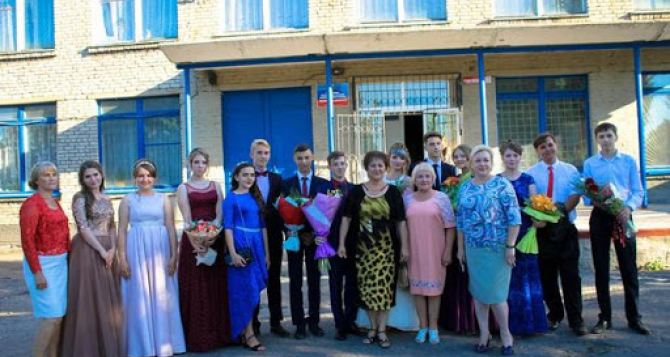 В Луганске торжественное вручение аттестатов выпускникам школ состоится 11 и 15 июня