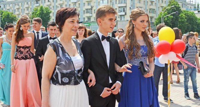 В Луганске определили специальные даты для проведения Выпускных вечеров в школах