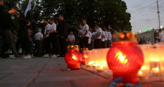 В Луганске 22 июня в 4 часа утра зажгли 2 тысячи свечей памяти. ФОТО