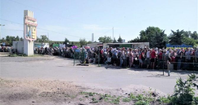 На КПВВ «Станица Луганская» огромная очередь в сторону Луганска. Люди стоят по 4 часа на солнцепеке