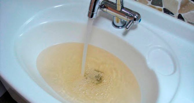 В Алчевске использовать воду из-под крана опасно для жизни. Вода не очищается и не фильтруется? ФОТО