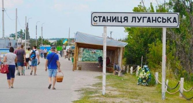 Жара, мусор, отсутствие навесов и автобусов, грязные туалеты: что происходит с КПВВ «Станица Луганская» и чем рискуют пересекающие