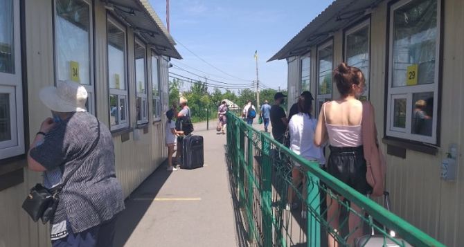 На КПВВ в Станице Луганской за неделю пассажиропоток резко уменьшился