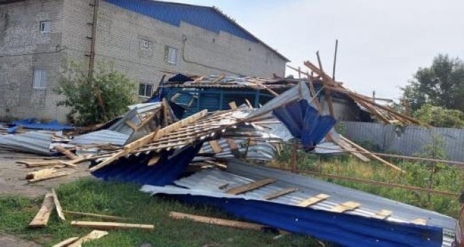Житель Луганщины погиб во время урагана. Его снесло крышей