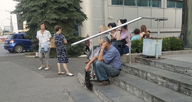 Как прийти в БТИ к 4 утра и не успеть. Луганчане жалуются на непреодолимые очереди
