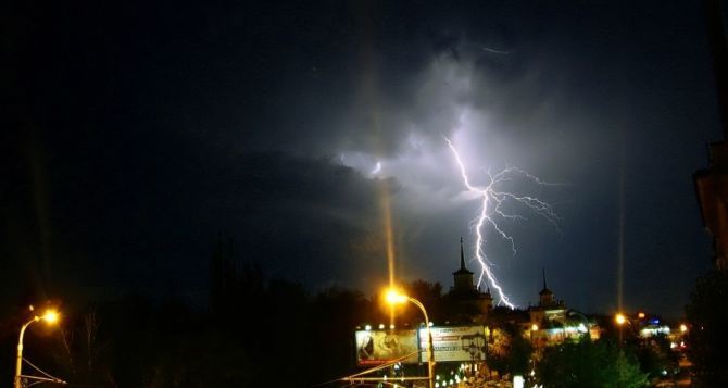 В Луганске разыгралась непогода: ночью и утром грозы и шквалистое усиление ветра