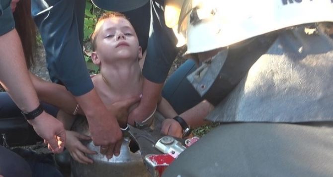Луганский характер. Семилетний мальчик от жары залез в алюминиевый бидон с водой. Вытаскивали его оттуда спасатели МЧС. ФОТО