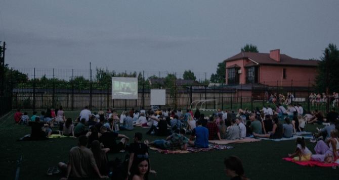 В центре Луганска устроили кинопоказ под открытым небом. ФОТО