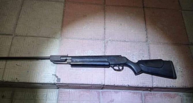 На Луганщине несовершеннолетний открыл стрельбу из винтовки по детям. Ранения в живот получил 13-летний мальчик