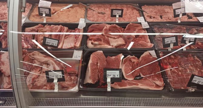 Сравнили мясные ценники в супермаркете и в магазине у дома. Почему такая разница? ФОТО