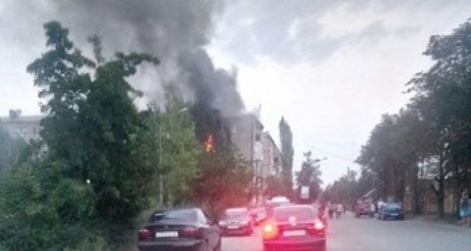 Под Луганском пожар в многоэтажном доме, людей пытаются эвакуировать с балкона.ФОТО