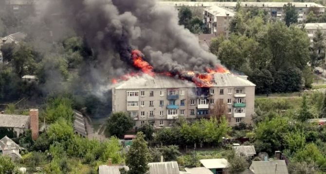 Масштабный пожар в многоэтажном доме обошелся без жертв. ФОТО
