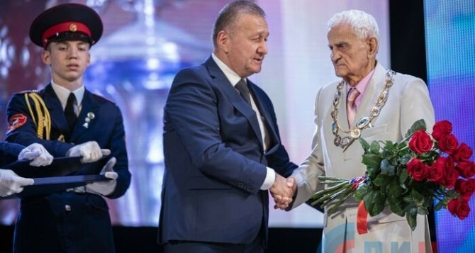 Легендарный Эльбрус Цахоев стал Почетным гражданином Луганска