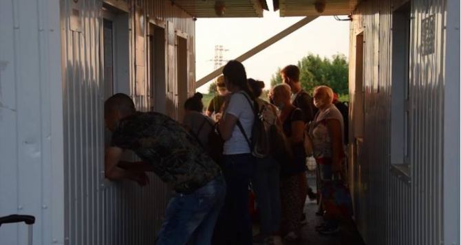 За неделю пассажиропоток на КПВВ «Станица Луганская» уменьшился. Но больше людей направлялось в сторону Луганска