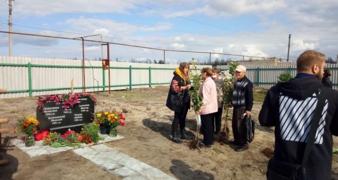В поселке Вороново открыли памятный знак погибшим во время лесных пожаров в 2020 году. ФОТО
