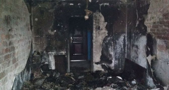 Пожарные эвакуировали из горящего общежития 25 человек, в том числе двух детей