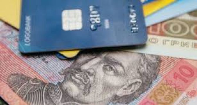На Украине могут стать дефицитом банкоматы и банковские карточки: деньги будем получать в кассе