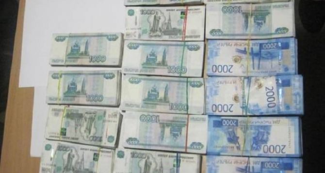 Сотрудники прокуратуры у валютчика забрали 380 тысяч