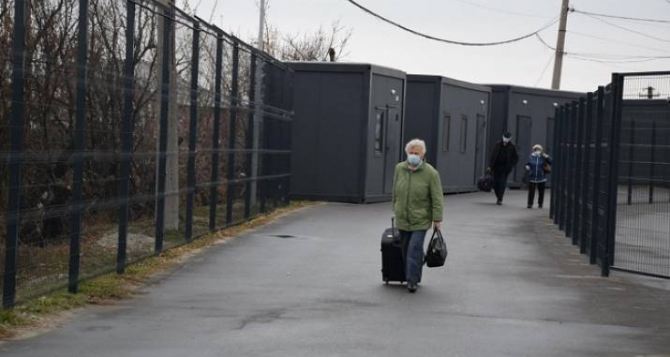 Поток людей через КПВВ «Станица Луганская» резко растет
