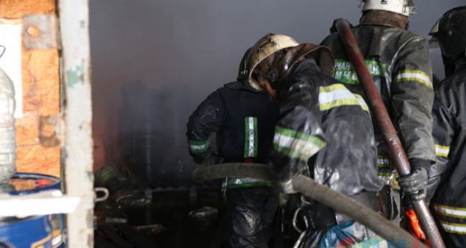 В Луганске на территории рынка вспыхнул масштабный пожар