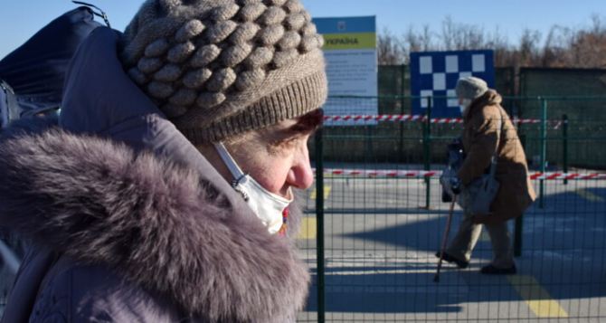 Две тысячи людей ежедневно — кто и зачем пересекает КПВВ в Станице Луганской. ФОТО