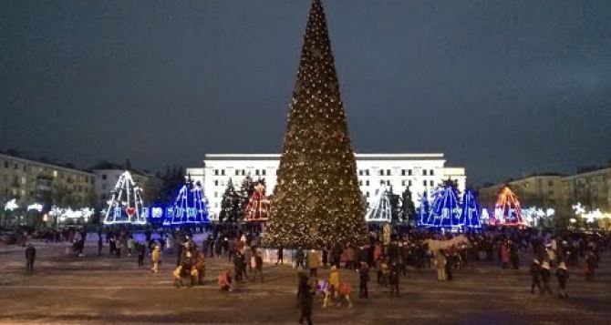 Сюрприз для луганчан. На Театральной площади установили елку с новой иллюминацией. ВИДЕО