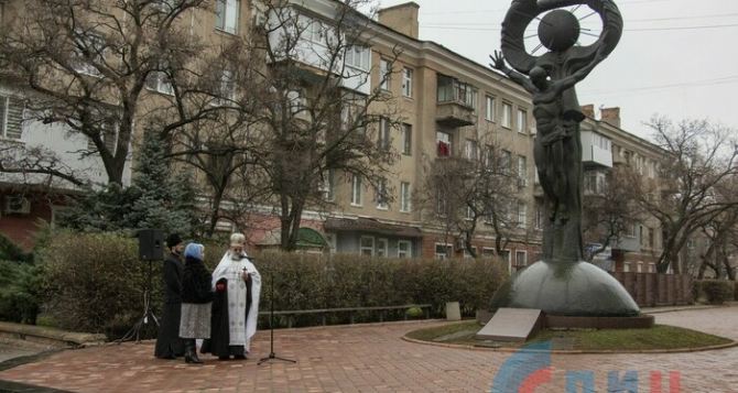 В Луганске почтили память чернобыльцев