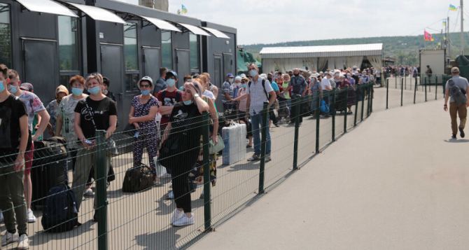 Вчера через КПВВ в Станице смогли пройти 2349 человек. Поток в Луганск был больше