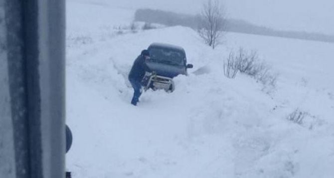 Луганские спасатели за сутки оказали помощь водителям  автомобилей застрявших в снегу