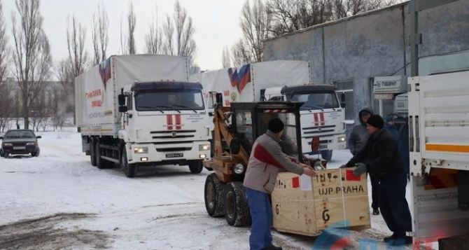 В Луганске разгрузили автомобили 105-го гуманитарного конвоя МЧС РФ. Что привезли