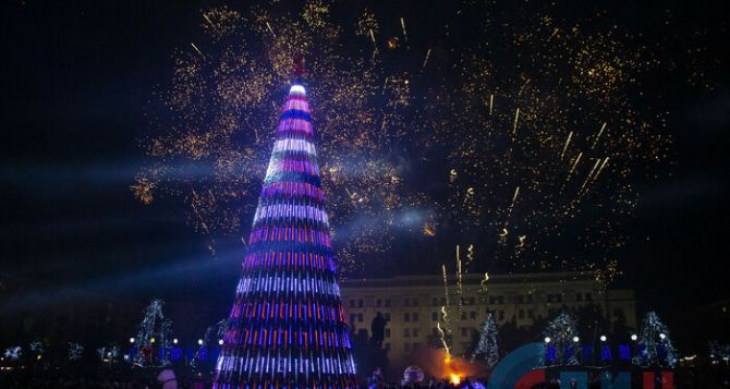 Во время открытия Главной новогодней елки в Луганске чуть не пострадали зрители. ВИДЕО. ФОТО